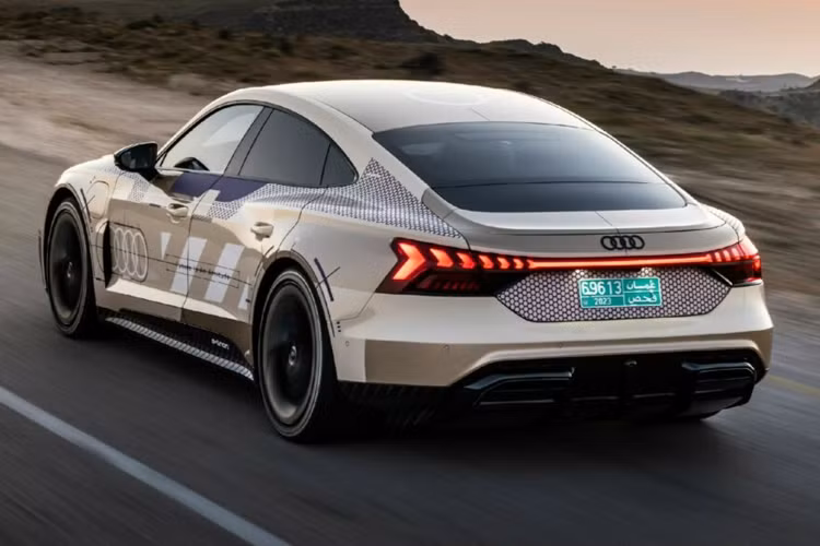 Jaan Mattes Reiling, Giám đốc Dự án Kỹ thuật của Audi e-tron GT cho biết: “Hệ thống treo được nâng cấp sẽ giúp mang đến khả năng tùy chỉnh tốt hơn cho người lái”, từ đây hé lộ về khả năng tùy biến của các chế độ và cài đặt truyền động. Hiện tại, Audi vẫn chưa công bố kế hoạch ra mắt cụ thể của phiên bản Facelift này.