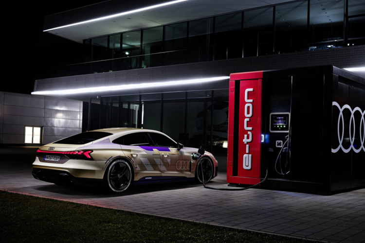 Ở phần cản sau, mẫu xe cũng đồng thời được trang bị bộ khuếch tán được thiết kế lại. Ngoài ra, chiếc xe cũng được trang bị bộ mâm hợp kim mới được tối ưu hóa về mặt khí động học và được hoàn thiện với lớp sơn màu đen thể thao.