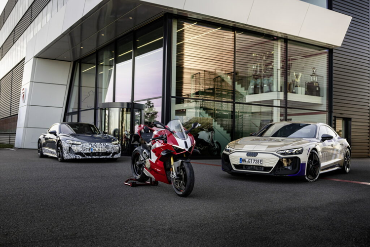 Nguyên mẫu Audi e-tron GT chạy điện hiện tại gần như không có sự khác biệt nhiều về tổng thể, tuy nhiên nếu nhìn kỹ hơn có thể thấy được thiết kế cản trước thể thao đã được chỉnh sửa, từ đây mở rộng hốc gió ở hai bên cản so với thiết kế của chiếc e-tron GT hiện tại.