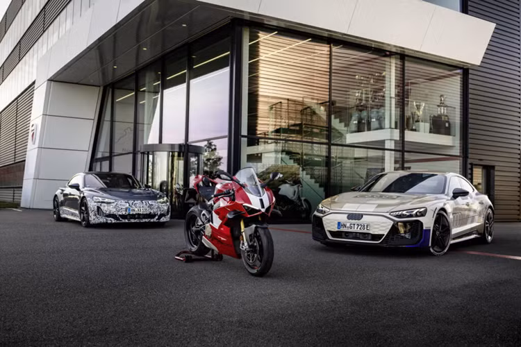 Nguyên mẫu Audi e-tron GT chạy điện hiện tại gần như không có sự khác biệt nhiều về tổng thể, tuy nhiên nếu nhìn kỹ hơn có thể thấy được thiết kế cản trước thể thao đã được chỉnh sửa, từ đây mở rộng hốc gió ở hai bên cản so với thiết kế của chiếc e-tron GT hiện tại.