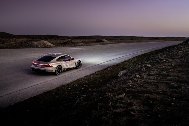 Một điểm nổi bật khác sẽ xuất hiện trên Audi e-tron GT mới chính là hệ thống treo chủ động mới với bộ truyền động thủy lực tương tự như Porsche Active Ride. Điều này sẽ cho phép các kỹ sư của Audi nâng cao hơn nữa cảm giác lái năng động thoải mái của mẫu xe điện cũng như giữ nguyên trải nghiệm lái thể thao của mẫu sedan Đức.