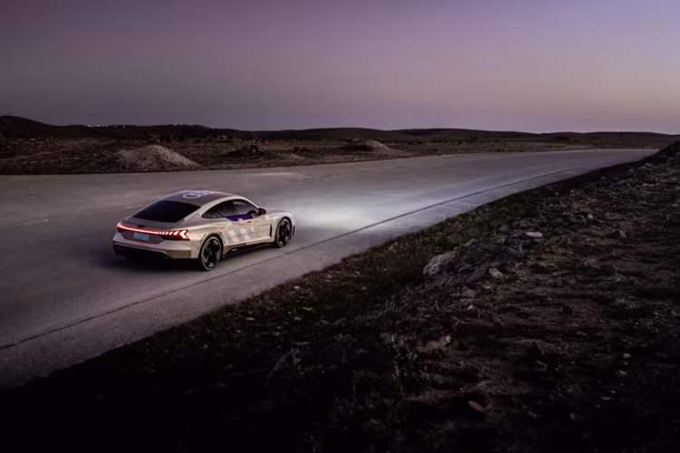 Một điểm nổi bật khác sẽ xuất hiện trên Audi e-tron GT mới chính là hệ thống treo chủ động mới với bộ truyền động thủy lực tương tự như Porsche Active Ride. Điều này sẽ cho phép các kỹ sư của Audi nâng cao hơn nữa cảm giác lái năng động thoải mái của mẫu xe điện cũng như giữ nguyên trải nghiệm lái thể thao của mẫu sedan Đức.