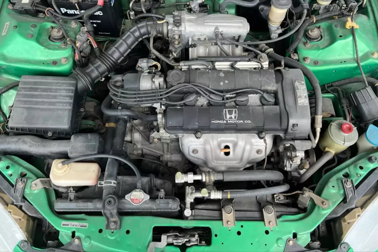 CR-X del Sol lần đầu tiên được giới thiệu tại Nhật Bản và Châu Âu vào năm 1992 cho mẫu xe năm 1993. Mẫu xe cơ sở (được gọi là VXi tại Nhật Bản) được trang bị bánh xe thép 13 inch, chỉ có tại các đại lý Honda Verno Nhật Bản. Các phiên bản VXi/VGi của Nhật Bản đi kèm với động cơ Honda D15B-VTEC 4 xi-lanh, động cơ SOHC VTEC cấp thấp sản sinh công suất 130 PS (96 kW; 128 mã lực).