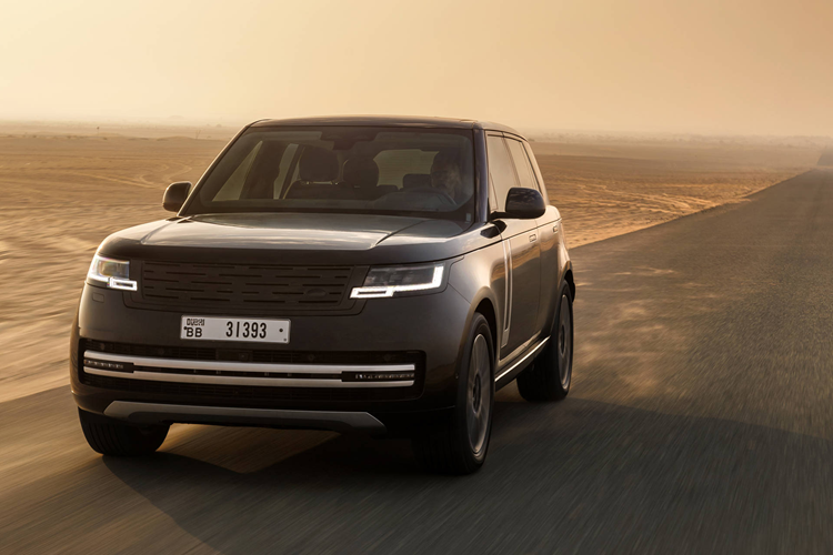 Hệ thống Quản lý Mô-men Xoắn Thông minh mới của Range Rover Electric phân phối công việc quản lý trượt bánh trực tiếp đến mỗi đơn vị điều khiển truyền động điện, giảm thời gian phản ứng mô-men xoắn tại mỗi bánh xe từ khoảng 100 mili giây xuống chỉ còn 1 mili giây, giúp cải thiện khả năng kiểm soát lực kéo khi lái xe trên cát mịn.