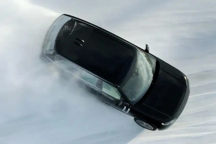 Các thử nghiệm của chúng tôi đã chứng minh rằng, trong điều kiện này, khi lái xe với độ dốc tương đương 100 mét trên cát mịn, Range Rover Electric không chỉ đạt được hiệu suất ngang bằng với các mẫu xe động cơ đốt trong, mà trong một số trường hợp còn vượt trội hơn – nhờ vào những tính năng mới này.” Range Rover Electric kế thừa hơn 50 năm đổi mới tiên phong để mang đến sự ổn định và thoải mái vượt qua mọi địa hình.