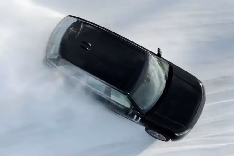 Các thử nghiệm của chúng tôi đã chứng minh rằng, trong điều kiện này, khi lái xe với độ dốc tương đương 100 mét trên cát mịn, Range Rover Electric không chỉ đạt được hiệu suất ngang bằng với các mẫu xe động cơ đốt trong, mà trong một số trường hợp còn vượt trội hơn – nhờ vào những tính năng mới này.” Range Rover Electric kế thừa hơn 50 năm đổi mới tiên phong để mang đến sự ổn định và thoải mái vượt qua mọi địa hình.