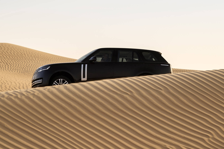 Thomas Müller, Giám đốc Điều hành Kỹ thuật Sản phẩm, chia sẻ: “Khí hậu nóng là một trong những thách thức lớn nhất đối với bất kỳ xe điện nào, vì chúng tôi vừa phải làm mát khoang cabin vừa tối ưu hóa hiệu suất pin. Thêm vào đó, việc lái xe trên cát đòi hỏi phải kiểm soát mô-men xoắn ở tốc độ thấp.