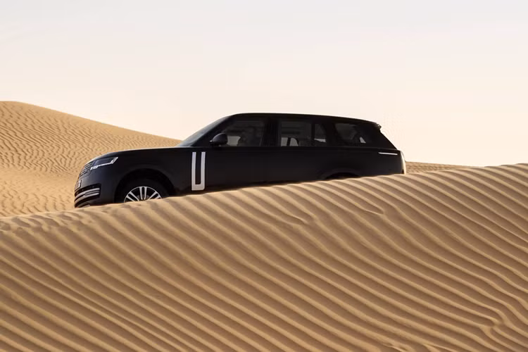 Thomas Müller, Giám đốc Điều hành Kỹ thuật Sản phẩm, chia sẻ: “Khí hậu nóng là một trong những thách thức lớn nhất đối với bất kỳ xe điện nào, vì chúng tôi vừa phải làm mát khoang cabin vừa tối ưu hóa hiệu suất pin. Thêm vào đó, việc lái xe trên cát đòi hỏi phải kiểm soát mô-men xoắn ở tốc độ thấp.