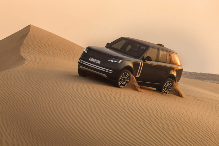 Cân bằng trọng lượng tốt và hệ thống treo tiên tiến giúp xe duy trì kiểm soát và ổn định một cách dễ dàng qua cát, vận hành với sự bình tĩnh tuyệt đối. Hệ thống lực kéo không bị giảm sút cung cấp mô-men xoắn tức thì, cho phép tăng tốc nhanh chóng, phản ứng nhanh nhạy và cảm giác lái mượt mà ngay cả khi di chuyển qua các dải cồn cát đa dạng.