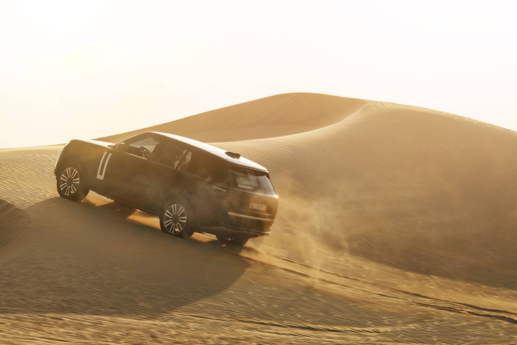 Range Rover Electric mang lại hiệu quả ấn tượng, vượt qua hiệu suất thử nghiệm nhiệt đã được ghi nhận ở bất kỳ mẫu Range Rover nào khi chạy trên cát. Vượt qua mọi giới hạn, hiệu suất nhiệt xuất sắc được duy trì liên tục trong suốt quá trình lái xe khắc nghiệt và kéo dài dưới sa mạc.