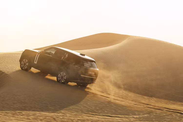 Range Rover Electric mang lại hiệu quả ấn tượng, vượt qua hiệu suất thử nghiệm nhiệt đã được ghi nhận ở bất kỳ mẫu Range Rover nào khi chạy trên cát. Vượt qua mọi giới hạn, hiệu suất nhiệt xuất sắc được duy trì liên tục trong suốt quá trình lái xe khắc nghiệt và kéo dài dưới sa mạc.