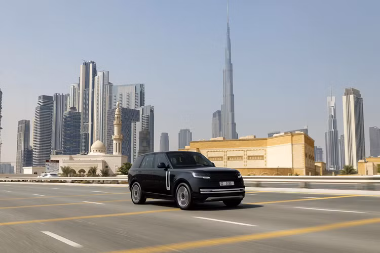 SUV hạng sang Range Rover Electric đã vượt qua thử thách một cách xuất sắc. Range Rover Electric đã vượt qua giai đoạn phát triển quan trọng này một cách ấn tượng. Công tác chuẩn bị tiếp tục nhằm hoàn thiện và tinh chỉnh biểu tượng sang trọng của Range Rover, sẵn sàng cho việc tiếp nhận các đơn đặt hàng của khách hàng vào năm 2025.