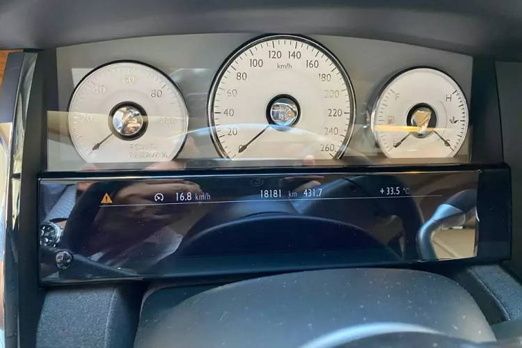 Mức giá xe Rolls-Royce Ghost II mà showroom này đưa ra được hé lộ chỉ từ 1x tỷ đồng, chiếc xe đang được chào bán thuộc thế hệ đầu tiên, nhưng là bản Series II, vì thế chiếc xe này có đèn pha LED góc cạnh hơn bản tiêu chuẩn.