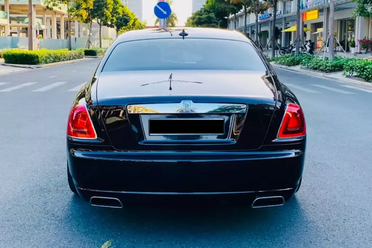 Và 1 chiếc Rolls-Royce Ghost siêu sang gần đây được rao bán công khai trên mạng xã hội đã gây chú ý với cư dân mạng, lý do là số đồng hồ công tơ mét xe chỉ 18.181 km, xe thuộc đời 2015, bản Series II, so với các xe rao bán cùng đời, đây có thể xem là chiếc Rolls-Royce Ghost Series II ít chạy nhất Việt Nam.