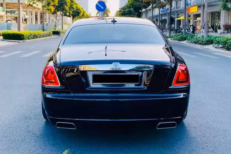 Và 1 chiếc Rolls-Royce Ghost siêu sang gần đây được rao bán công khai trên mạng xã hội đã gây chú ý với cư dân mạng, lý do là số đồng hồ công tơ mét xe chỉ 18.181 km, xe thuộc đời 2015, bản Series II, so với các xe rao bán cùng đời, đây có thể xem là chiếc Rolls-Royce Ghost Series II ít chạy nhất Việt Nam.