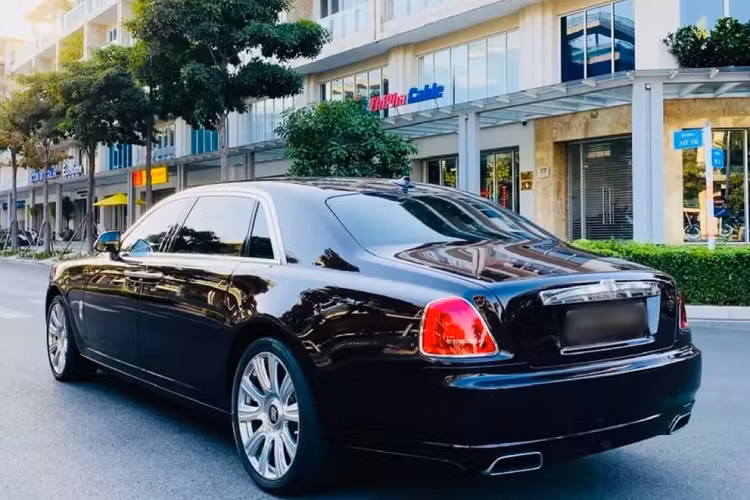 Xe được trang bị động cơ V12, dung tích 6,6 lít, tăng áp kép, cho công suất tối đa 562 mã lực và mô-men xoắn cực đại 780 Nm. Động cơ kết hợp cùng hộp số tự động ZF 8 cấp, nhờ đó, Rolls-Royce Ghost mất khoảng 5 giây để tăng tốc lên 100 km/h từ vị trí xuất phát. Vận tốc tối đa 250 km/h.