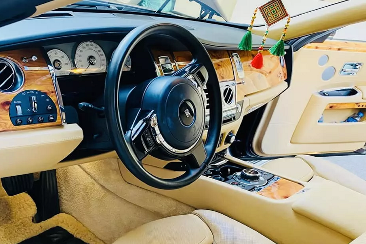 Chưa dừng lại đó, 1 showroom chuyên mua bán xe còn tiết lộ, chiếc xe siêu sang Rolls-Royce Ghost Series II từng thuộc sở hữu của 1 doanh nhân rất nổi tiếng, người này là 1 trong các tỷ phú USD ở Việt Nam, nhưng lại khá kín tiếng trong bộ sưu tập xe của mình trên mạng xã hội.