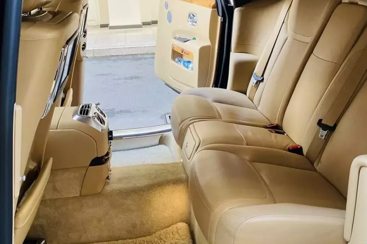 Chưa hết, giới thạo tin còn cho rằng, vị doanh nhân này từng mua thêm 2 chiếc Rolls-Royce Ghost khác để phục vụ cho công việc của tập đoàn, vì thế mới có chuyện số đồng hồ công tơ mét của xe chưa tới 2 vạn km dù đã về nước 9 năm. Hiện thông tin rao bán về chiếc xe siêu sang này đang thu hút rất nhiều sự quan tâm của cư dân mạng.