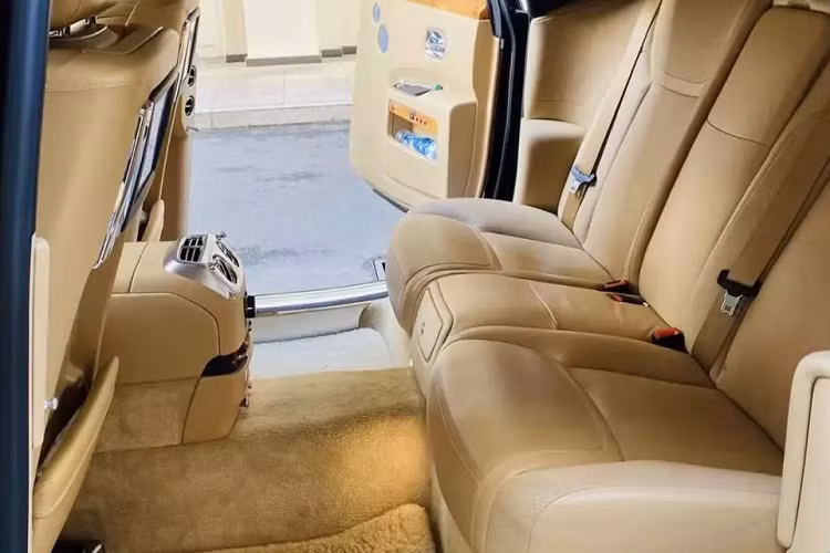 Chưa hết, giới thạo tin còn cho rằng, vị doanh nhân này từng mua thêm 2 chiếc Rolls-Royce Ghost khác để phục vụ cho công việc của tập đoàn, vì thế mới có chuyện số đồng hồ công tơ mét của xe chưa tới 2 vạn km dù đã về nước 9 năm. Hiện thông tin rao bán về chiếc xe siêu sang này đang thu hút rất nhiều sự quan tâm của cư dân mạng.