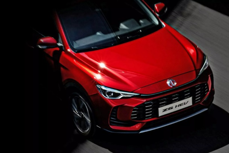Khu vực đèn pha của xe cũng được thiết kế lại nhìn khá đơn giản nhưng vẫn hiện đại. MG ZS thế hệ mới có ngoại thất màu đỏ bắt mắt. Tông màu này được dự đoán sẽ khá hút khách trong thời gian tới.