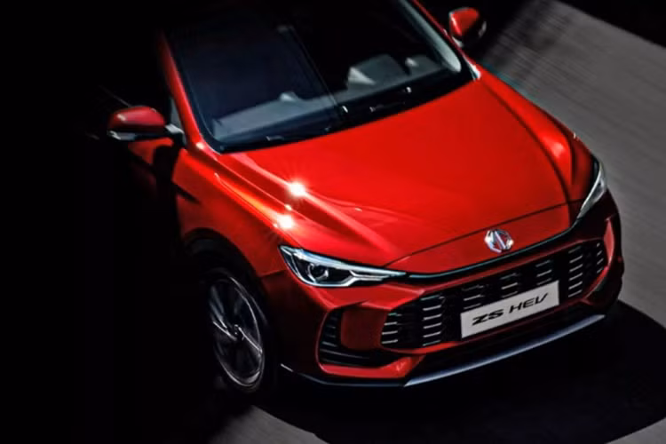 Khu vực đèn pha của xe cũng được thiết kế lại nhìn khá đơn giản nhưng vẫn hiện đại. MG ZS thế hệ mới có ngoại thất màu đỏ bắt mắt. Tông màu này được dự đoán sẽ khá hút khách trong thời gian tới.