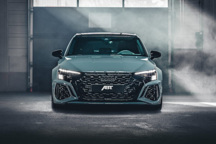 Về nội thất, xe được trang trí với nhiều chi tiết nâng cấp của gói RS3-S mới như đèn chiếu sáng tích hợp với logo ABT, thảm sàn mới. Người mua cũng có thể lựa chọn lẫy chuyển số mới và các bộ phận bổ sung bằng sợi carbon.