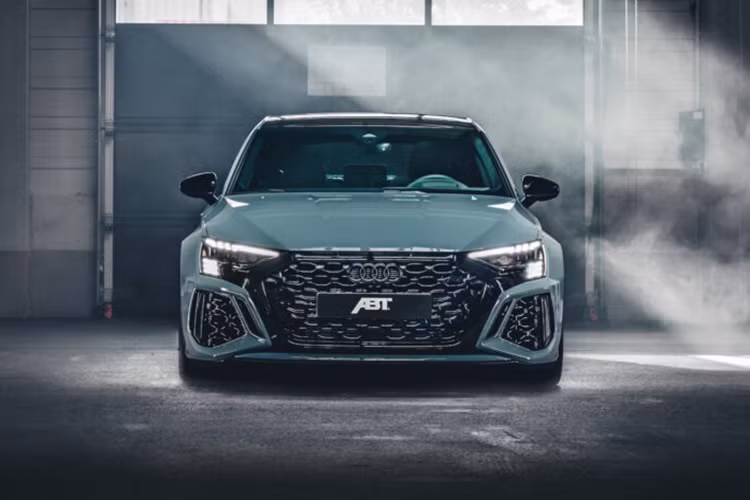 Về nội thất, xe được trang trí với nhiều chi tiết nâng cấp của gói RS3-S mới như đèn chiếu sáng tích hợp với logo ABT, thảm sàn mới. Người mua cũng có thể lựa chọn lẫy chuyển số mới và các bộ phận bổ sung bằng sợi carbon.