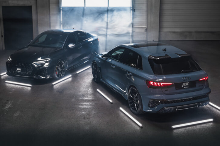 Chiếc hatchback cũng có cánh lướt gió trên nóc xe được làm bằng sợi carbon kích thước lớn, phiên bản sedan được lắp đặt cánh lướt gió ducktail nhỏ hơn trên nắp cốp.