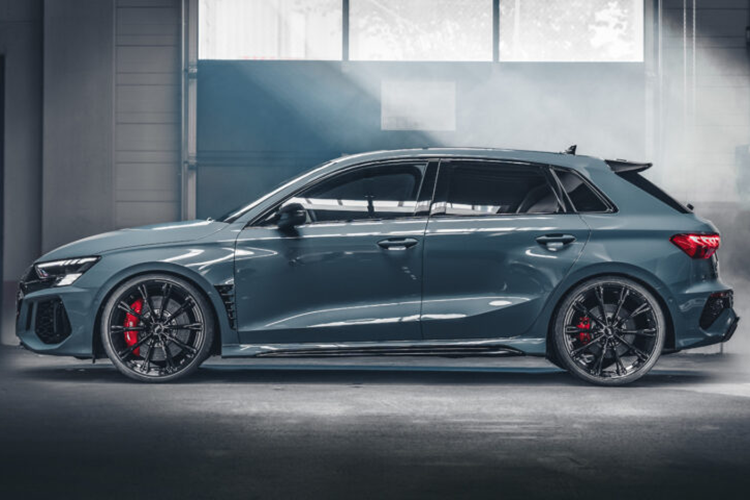 Hoàn thiện các chi tiết nâng cấp của gói độ chính là thanh chống lật mới và hệ thống xả bằng thép không gỉ màu đen mờ... mức giá gói độ ABT cho Audi RS3 2024 chưa công bố.