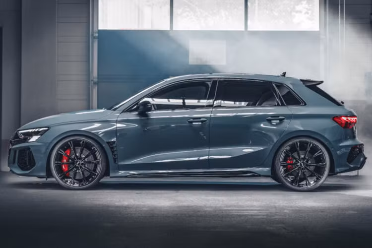 Hoàn thiện các chi tiết nâng cấp của gói độ chính là thanh chống lật mới và hệ thống xả bằng thép không gỉ màu đen mờ... mức giá gói độ ABT cho Audi RS3 2024 chưa công bố.