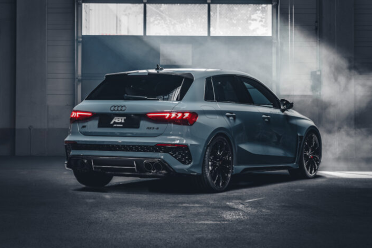 RS3 vẫn được trang bị khối động cơ 5 xi-lanh tăng áp dung tích 2.5 lít với công suất 401 mã lực và mô-men xoắn 500 Nm, giúp xe có thể tăng tốc từ 0 – 96 km/h chỉ trong 3,6 giây và đạt tốc độ tối đa lên tới 290 km/h.