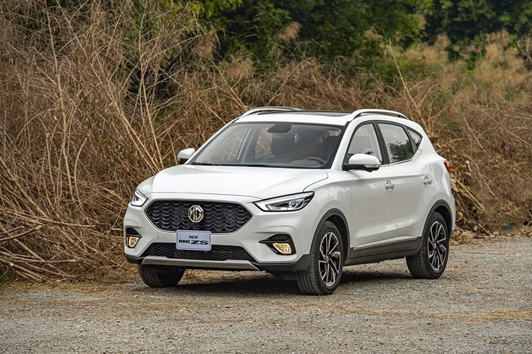 Tuy nhiên, tại đại lý, mẫu SUV cỡ B này còn được ưu đãi "đậm sâu" hơn. Theo đó, một số đại lý hiện đang tặng 100% lệ phí trước bạ cho xe.