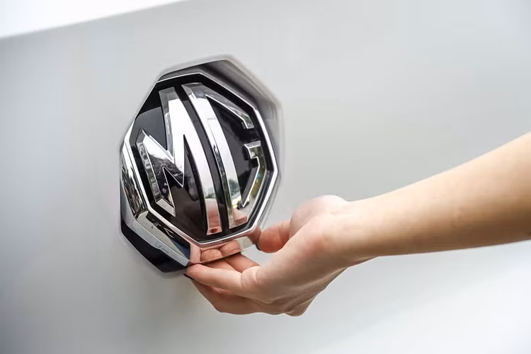 Trong khi đó, MG HS bản 1.5T DEL được tặng phí trước bạ và 1 năm bảo hiểm vật chất trị giá 80 triệu đồng. Mức khuyến mãi tương ứng của bản 1.5T LUX là 85 triệu đồng.