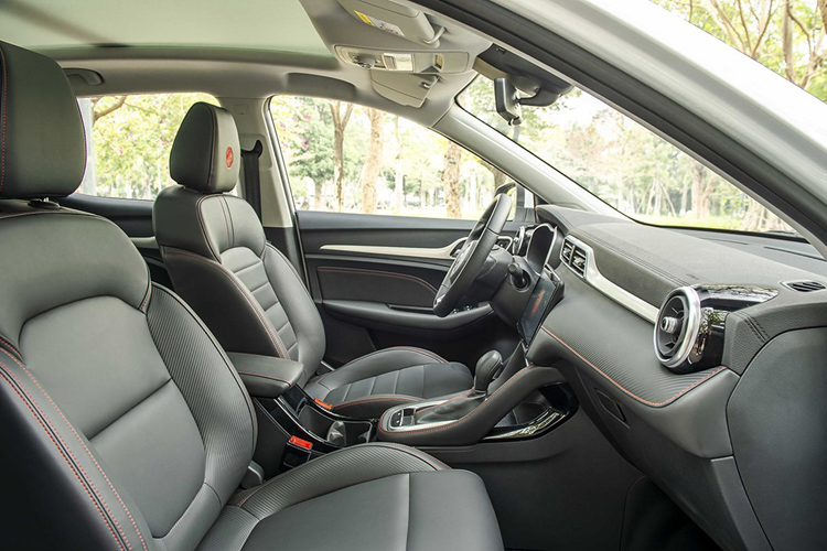 Mức ưu đãi của mẫu xe này có giá trị từ 24 - 26 triệu đồng với 2 bản 1.5 STD và 1.5 LUX. Trong khi đó, dòng xe New MG5 được tặng 1 năm lãi suất ngân hàng trị giá 25 triệu đồng ở bản 1.5 MT.