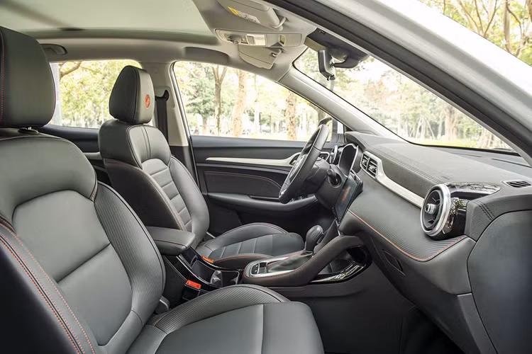 Mức ưu đãi của mẫu xe này có giá trị từ 24 - 26 triệu đồng với 2 bản 1.5 STD và 1.5 LUX. Trong khi đó, dòng xe New MG5 được tặng 1 năm lãi suất ngân hàng trị giá 25 triệu đồng ở bản 1.5 MT.