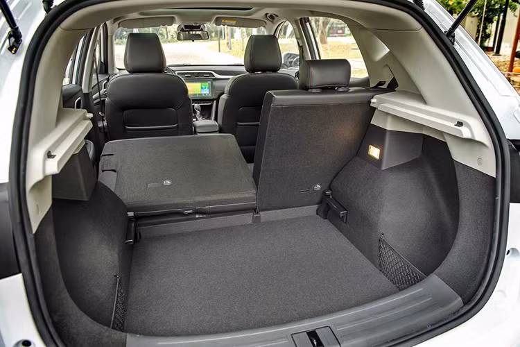 Với dòng xe MG RX5, ưu đãi của hãng là phí đăng ký và 2 năm bảo hiểm vật chất trị giá lên đến 120 triệu đồng. Chương trình này được áp dụng cho cả 2 bản 1.5T STD và 1.5T LUX.