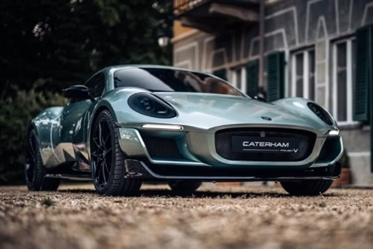 Mẫu xe thể theo Caterham Project V dùng động cơ Yamaha được định vị cùng phân khúc và cạnh tranh trực tiếp với Porsche 718 Cayman. Phiên bản concept của mẫu xe này từng được giới thiệu tại Lễ hội Tốc độ Goodwood hơn một năm trước. 