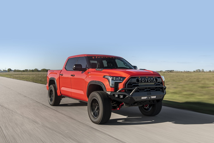 Hennessey độ Toyota Tundra TRD Pro với cái tên là Off-Road Upgrade với trang bị bộ mâm xe Hennessey, cản xe mới, hệ thống cân bằng chiều cao thân xe cùng nhiều trang bị khác để đem đến cho người dùng một trải nghiệm lái vượt trội nhất.