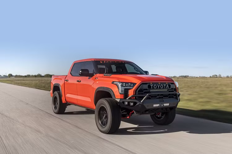 Hennessey độ Toyota Tundra TRD Pro với cái tên là Off-Road Upgrade với trang bị bộ mâm xe Hennessey, cản xe mới, hệ thống cân bằng chiều cao thân xe cùng nhiều trang bị khác để đem đến cho người dùng một trải nghiệm lái vượt trội nhất.