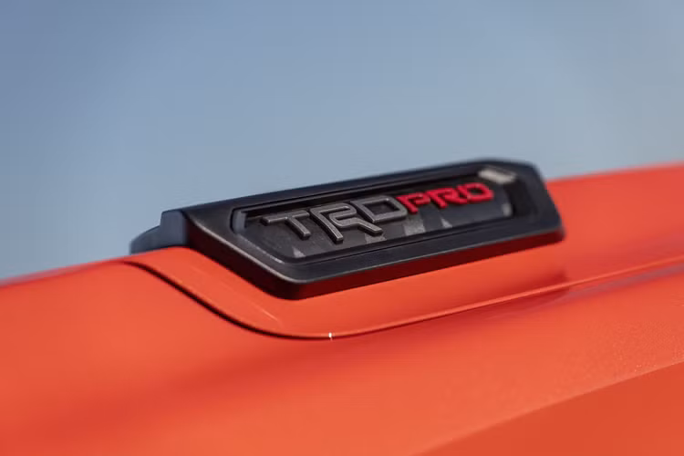 Xe cũng được trang bị bệ bước có thể đóng mở linh hoạt hơn và bền bỉ hơn nhằm giảm mức độ thiệt hại khi đi Off-road.