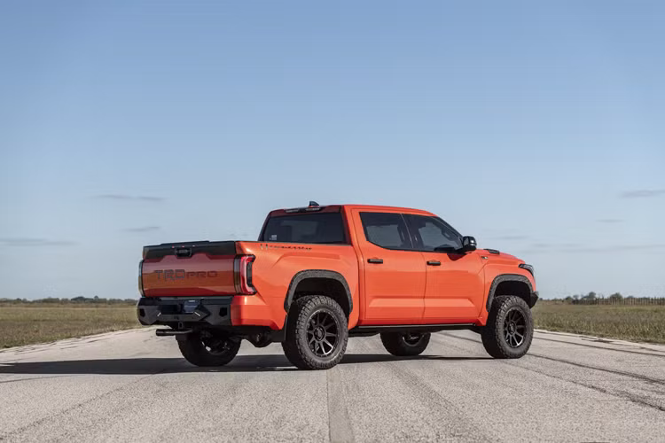 Xe cũng được trang bị các logo ở ngoại thất nhằm biểu thị phiên bản như phần logo lớn trên kính chắn gió và các logo trên thùng xe cùng với logo đính trên chắn bùn trước.