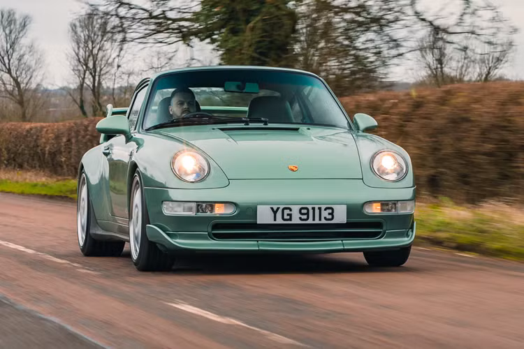 Mẫu xe được lựa chọn lần này chính là Porsche 993, sau khi nâng cấp mẫu xe có tên gọi mới là Porsche 911 RSK 2024 mới. Chiếc xe này sau khi hoàn thiện sẽ được chuyển tới tay khách hàng tại Hồng Kông.