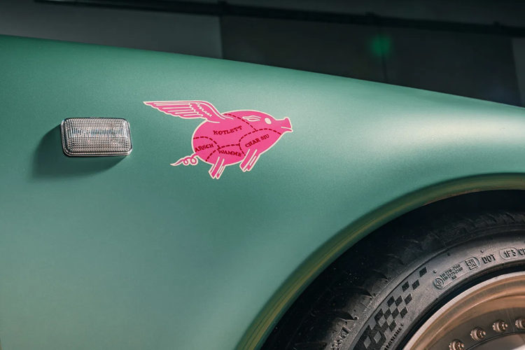 Chiếc xe đã được sơn màu xanh Verde Francesca là màu của Ferrari đem lại một gam màu nhạt nhẹ nhàng, từ đây giúp làm nổi bật những đường nét cổ điển của mẫu xe thể thao hiệu năng cao. Thân xe cũng được đính logo “Pink Pig” gợi nhắc lại những biểu tượng trứ danh đã gắn liền với thương hiệu Porsche nhiều năm.