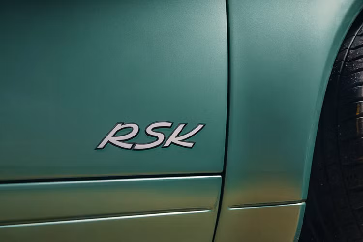 Theo tiết lộ từ hãng độ Tuthill, mẫu xe Porsche 911 RSK đặc biệt này sở hữu tỷ lệ công suất trên trọng lượng hiện tại của xe tốt hơn 992 GT3 RS thế hệ mới nhất. Mẫu xe này có khả năng sản sinh mức tổng công suất lên tới 525 mã lực, nặng 1.450kg.