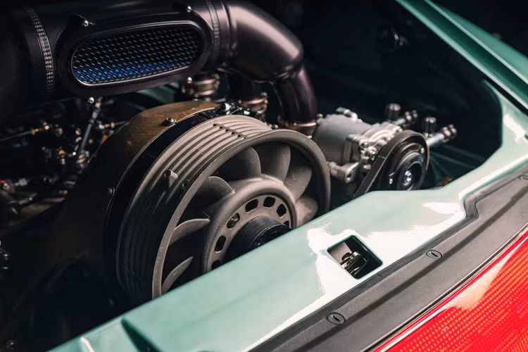 Về thân xe, chiếc xe đã được lột bỏ hoàn toàn màu sơn nguyên bản, sau đó phục chế phần thân vỏ và sơn lại tại chính nhà xưởng của Tuthill.