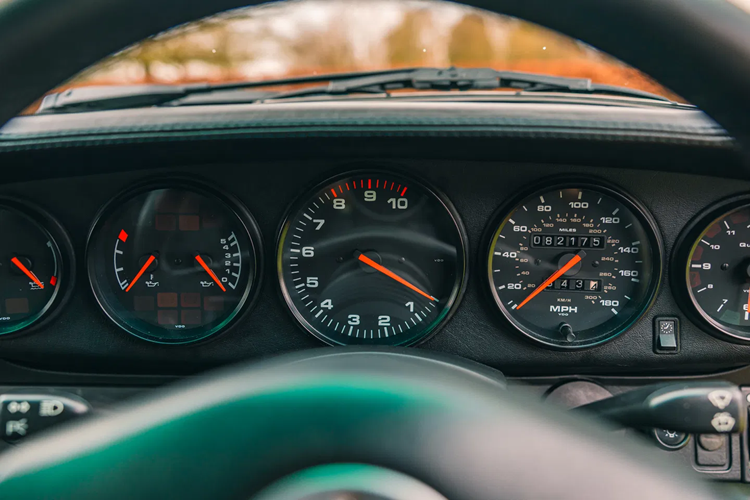 Về nội thất, chiếc xe cũng được bọc các chi tiết với da màu xanh lá cây sẫm, đem đến cho mẫu xe thể thao một không gian nội thất sang trọng với tông màu khác biệt. Ngoài ra, mẫu xe còn được trang bị bộ mâm mạ chrome phối với sơn màu xám bạc giúp tăng diện mạo thể thao cho xe.