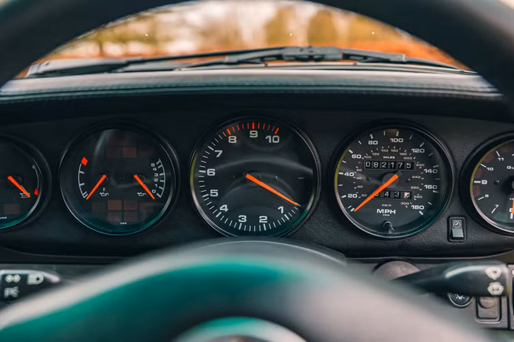 Về nội thất, chiếc xe cũng được bọc các chi tiết với da màu xanh lá cây sẫm, đem đến cho mẫu xe thể thao một không gian nội thất sang trọng với tông màu khác biệt. Ngoài ra, mẫu xe còn được trang bị bộ mâm mạ chrome phối với sơn màu xám bạc giúp tăng diện mạo thể thao cho xe.