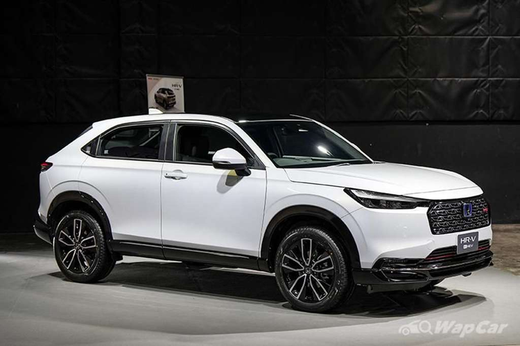 Về thiết kế, Honda HR-V 2024 dành cho thị trường Thái Lan có nhiều điểm khác biệt so với xe dành cho thị trường Nhật Bản. Trên mỗi phiên bản, ngoại thất xe sẽ có những chi tiết thiết kế riêng. Điển hình như thiết kế lưới tản nhiệt trên các phiên bản thấp của Honda HR-V 2024 sẽ là các nan nằm ngang cùng màu thân xe.