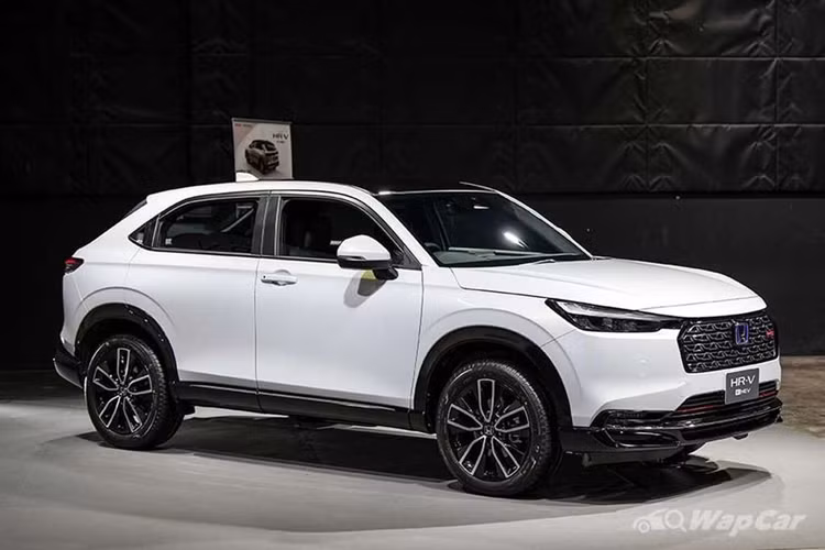 Về thiết kế, Honda HR-V 2024 dành cho thị trường Thái Lan có nhiều điểm khác biệt so với xe dành cho thị trường Nhật Bản. Trên mỗi phiên bản, ngoại thất xe sẽ có những chi tiết thiết kế riêng. Điển hình như thiết kế lưới tản nhiệt trên các phiên bản thấp của Honda HR-V 2024 sẽ là các nan nằm ngang cùng màu thân xe.