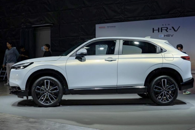 Honda HR-V 2024 sử dụng pin lithium-ion với khả năng tự động sạc trong quá trình vận hành, giúp tiết kiệm nhiên liệu đáng kể. Theo ước tính, Honda HR-V 2024 có mức tiêu thụ trung bình khoảng 25,6 km/lít (khoảng 3,9 lít/100 km).